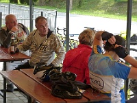 EBI 2021 Mirek 146  “Do Medzilaborců jeďte tudy“ radí místní (2x místní, Olga, Linda) - středa, 21. července