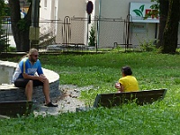 EBI 2021 Mirek 251  Miloš diskutuje s Lindou v parku - sobota, 24. července