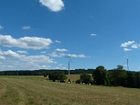 EBI 2022 Mirek 029  Nyní prázdnou krajinu oživují pouze větrné elektrárny a balíky senáže. - neděle, 7. srpna
