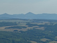 EBI 2022 Mirek 287  Nejvyšší je Milešovka vzdálená 29 km, Kletečná vlevo je trochu blíže. – čtvrtek, 11. srpna