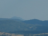 EBI 2022 Mirek 291  Nyní je hrad na vrcholu jasně vidět a objevuje se rozhledna na Strážném vrchu (32 km). – čtvrtek, 11. srpna
