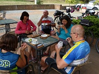 EBI 2022 Mirek 319  Děvčata trávila čas v cukrárně. (Linda, Ilona, Martin, Růžena, Láďa) – pátek, 12. srpna