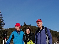 Ski 2022 Mirek 007  Ochotný běžkař nás vyfotí na výšku (Bohouš, Radka, já) - čtvrtek, 24. února