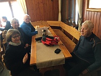 Ski 2022 Mirek 019  Útočiště jsme nalezli v hospodě (Radka, Jura, Rosťa, Bohouš) - pátek, 25. února