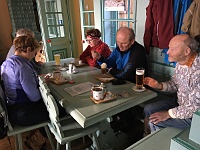 Ski 2022 Mirek 031  “Čaj, kávu a pivo.“ (Olga, Jura, Hanka, Rosťa, Míra) - pátek, 25. února