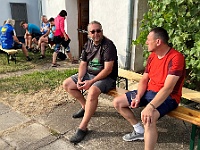 EBI 2023 Mirek 323  U sklípku Jury Cába se už slaví (Miloš, Rosťo). – pátek, 28. července