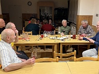 Ski 2023 Mirek 013  Čekání na večeři si krátíme povídáním při víně. - čtvrtek, 16. února