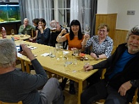 Ski 2023 Mirek 026  Děvčata si po večeři dávají sklenku vína (Daniela, Hanka). - pátek, 17. února