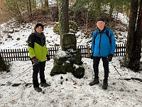Ski 2023 Mirek 032  Cestou na Papajské sedlo se zastavujeme u pomníku z války (Radka, Bohouš). - sobota, 18. února