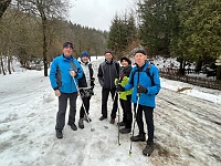 Ski 2023 Mirek 033  Zastavujeme u partyzánského pomníku (Rosťa, Linda, Jura, Radka, Bohouš). - sobota, 18. února