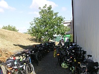 Ebi 2024 Dalimil 062  Zaparkované bicykly ebounů u hvězdárny.