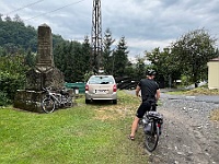 Ebi 2024 Mirek 331  U památníku dráhy vedoucí Vlárským průsmykem opouštíme Slovensko (Láďa). - neděle, 28. července