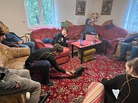 SKI 2024 Mirek 002  Po večeři si hrajeme s pejskem. - čtvrtek, 22. února 2024