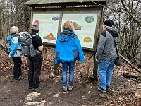 SKI 2024 Mirek 038  Na informační tabuli se dozvídáme informace o geologické minulosti sopky. - sobota, 24. února 2024