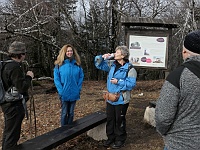 SKI 2024 Mirek 040  Občerstvujeme je jednou plechovkou piva. (Karel, Jája, Olga, Hom) - sobota, 24. února 2024