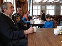 SKI 2025 Mirek 007  Pozorní posluchači (Jirka Říha, Honzík, Luděk a Marek Dlabolovi). - čtvrtek, 13. února