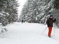 SKI 2025 Mirek 009  Včas napadl čerstvý prašan (Marek Dlabola, vzadu Linda). - čtvrtek, 13. února