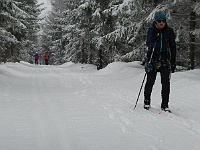 SKI 2025 Mirek 010  Skupina se brzy roztrhala (Linda, v pozadí Ilona a Šopovi). - čtvrtek, 13. února