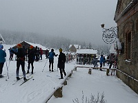 SKI 2025 Mirek 030  Před turistickým střediskem Orle je plno. - pátek, 14. února