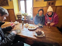SKI 2025 Mirek 033  Na chatě dáváme lehký oběd (Ondra Dlabola, Linda, Ilona). - pátek, 14. února