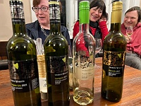 SKI 2025 Mirek 044  Vína bylo více než dost (Hanka Cábová, Ilona Hájková, Karel Trutnovský). - pátek, 14. února