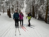 SKI 2025 Mirek 048  Zastávka na cestě (Honza, Ilona, Radka). - sobota, 15. února