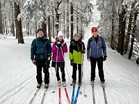 SKI 2025 Mirek 049  Ochotný běžkař nás fotografuje všechny (Honza, Ilona, Radka, Mirek). - sobota, 15. února