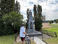 EBI 2026 Mirek 023  Láďa u Pomníku vojákům Rudé armády v obci Háj ve Slezsku. - neděle, 26. července
