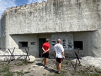 EBI 2026 Mirek 027  Stojíme před bunkrem Jaroš v Darkovičkách. (Martin, Láďa) - neděle, 26. července
