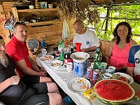 EBI 2026 Mirek 050  Občerstvení u pana Pavlíčka (Pavúkmistr, Martin, Láďa, Růžena a Martin Poupovi). - neděle, 26. července