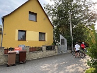 EBI 2026 Mirek 057  Před rodným domem generála Píky ve Štítině (Láďa, Martin). - neděle, 26. července