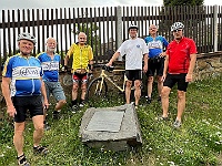 EBI 2026 Mirek 069  Památník americkým letcům ještě jednou (Rosťa. Honza, Víťa, Láďa, Mirek, Martin). - pondělí, 27. července
