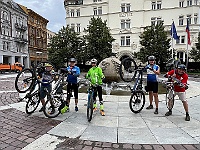 EBI 2026 Mirek 081  Na Horním náměstí konečně nacházíme model Slunce (Honza Chládek, Marek a Iva Solaříkovi, Luděk Dlabola, Jenda Balík). - pondělí, 27. července