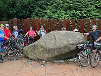 EBI 2026 Mirek 097  Ebicyklisté u porubského bludného balvanu (Honza Chládek, Martin, Martin a Růžena Poupovi, Láďa, NN1, NN2, Pavúkmistr, Víťa). - úterý, 28. července