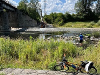 EBI 2026 Mirek 104  Na druhém břehu řeky vidíme výtok jodobromové solanky (Hillary). - úterý, 28. července