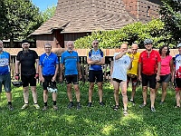 EBI 2026 Mirek 106  Živý obraz u kostela sv. Kateřiny (Honza Chládek, Pavúkmistr, Hillary, Evžen, Melantrich (právě se vrátil z USA a je první den na Ebicyklu), Láďa, Víťa, Martin, Růžena a Martin Poupovi). - úterý, 28. července