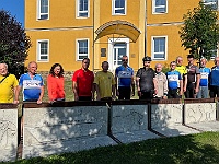 EBI 2026 Mirek 107  Živý obraz u 18. poledníku v Pusté Polomi (Vladimír Homola, Rosťa Šopa, Růžena Poupová, Martin, Víťa, Melantrich, Pavúkmistr, Petr Lemež, Hillary, Kamil a Ondřej Galuščákovi, Honza Chládek, Marek a Iva Solaříkovi a někdo úplně vzadu). - středa, 29. července