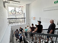 EBI 2026 Mirek 129  Všímáme si uměleckých instalací v prostorách firmy. - čtvrtek, 30. července