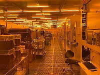 EBI 2026 Mirek 131  Superčisté prostředí pro fotolitografické zpracování desek pokrytých světlocitlivou vrstvou resistu (proto je prostor osvětlen žlutým světlem). - čtvrtek, 30. července