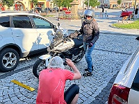 EBI 2026 Mirek 154  Do cukrárny na náměstí dojela Julka na svém oři. - čtvrtek, 30. července
