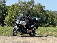 EBI 2026 Mirek 157  Dojíždí i Julka na svém moto-cyklu. - pátek, 31. července
