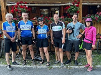 EBI 2026 Mirek 182  Ti, kteří kteří jeli Martinovou zkratkou, dorazili do restaurace až po odjezdu těch, kteří jeli po silnici (Jura Cáb, Luděk Dlabola, Linda Rumlová, Martin Janata, Karel a Ilona Hájkovi). - pátek, 31. července