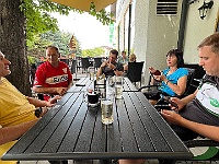 EBI 2026 Mirek 191  Čekání na oběd v hospodě U Kociána (Víťa Dostál, Jenda Balík, Karel a Ilona Hájkovi, Martin Janata). - sobota, 1. srpna