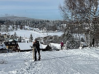 SKI 2026 Mirek 011  Pohled na Kořenov z místa Tesařov (Radka, Ilona fotí). - čtvrtek, 19. února