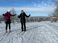 SKI 2026 Mirek 012  Ilona a Radka se radují, že jsme už na konci túry. - čtvrtek, 19. února
