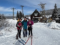 SKI 2026 Mirek 021  Společné foto před hospodou Na Jizerce (Radka, Evžen, Ilona). - pátek, 20. února