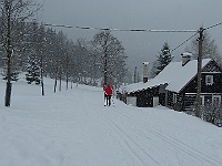 SKI 2026 Mirek 033  Stále chumelí, když míjím typickou jizerskohorskou chalupu na Bosně. - sobota, 21. února