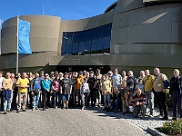EbiCERN 2025 Mirek 003  Společné foto účastníků zájezdu před hlavní budovou ESO. - středa, 14. května