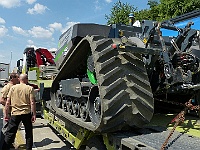 EbiCERN 2025 Mirek 039  Na jednom odpočívadle objevíme tento stroj (Honza Balík, Víťa Dostál). - čtvrtek, 15. května