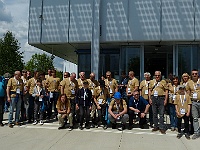 EbiCERN 2025 Mirek 043  Společné foto před Visitor Center CERNu (někdo nám chybí). - čtvrtek, 15. května